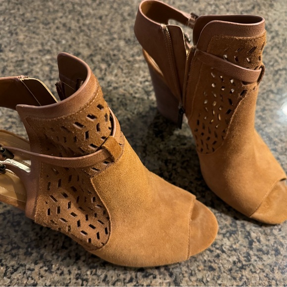 Cute!! BCBG Slightly used Suede Booties Camel color Size 9 1/2 4” heel Zip sides - Picture 14 of 15